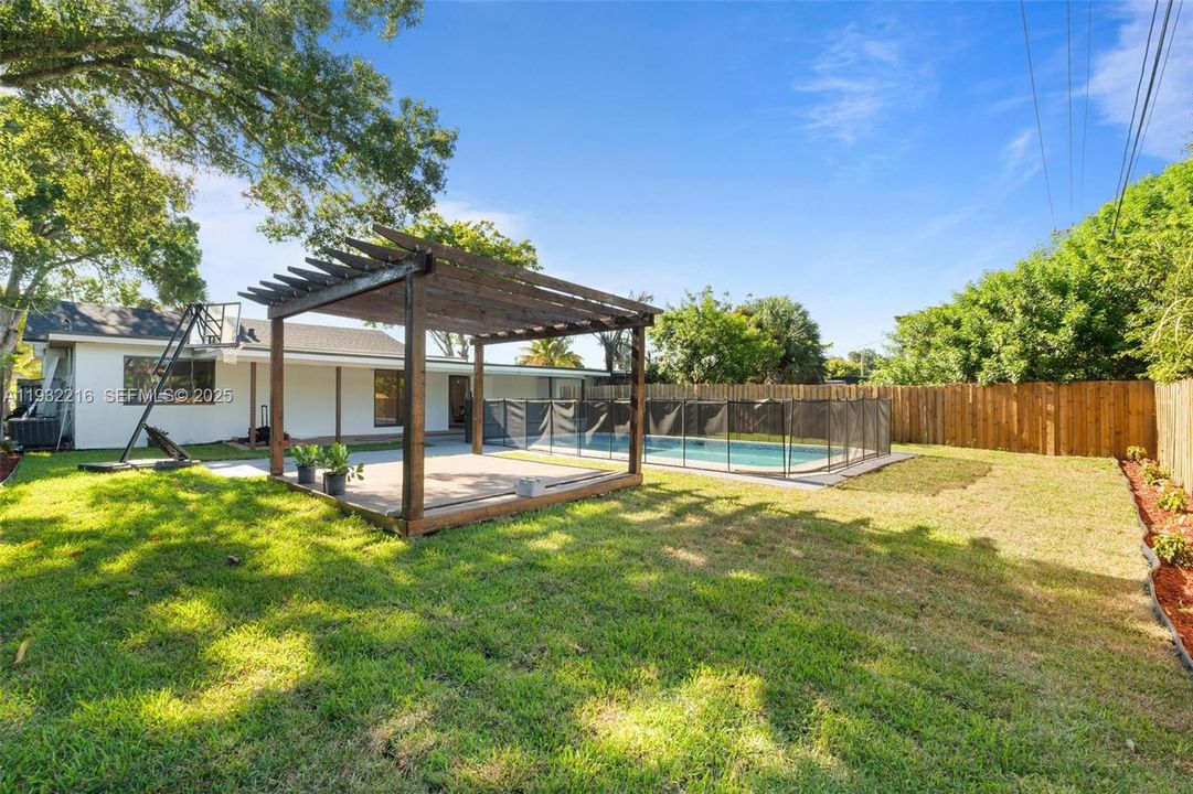 出租: $4,500 (3 贝兹, 3 浴室, 1558 平方英尺)