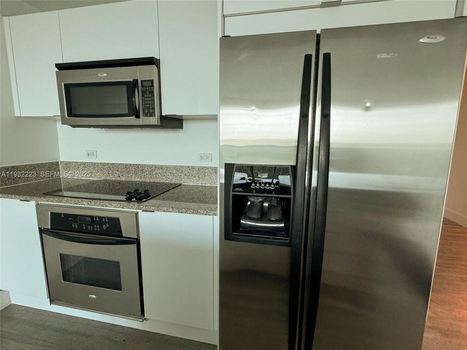 出租: $4,250 (2 贝兹, 2 浴室, 1220 平方英尺)