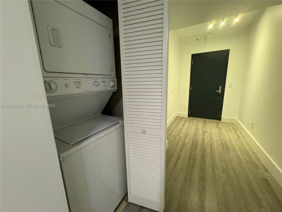 出租: $4,250 (2 贝兹, 2 浴室, 1220 平方英尺)