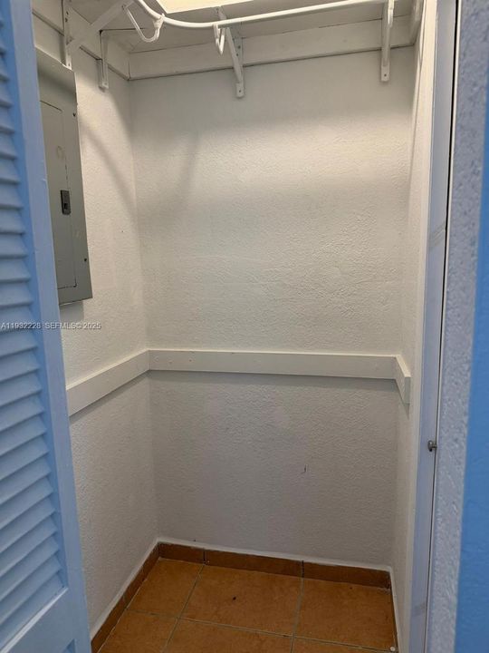 For Rent: $1,700 (1 beds, 1 baths, 300 Square Feet)