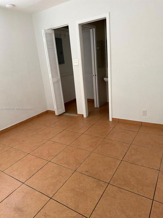 For Rent: $1,700 (1 beds, 1 baths, 300 Square Feet)