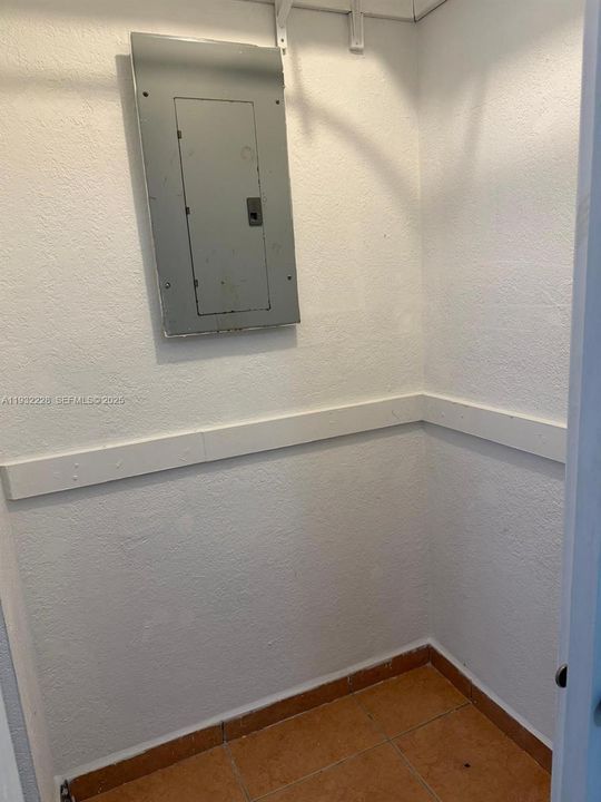 For Rent: $1,700 (1 beds, 1 baths, 300 Square Feet)