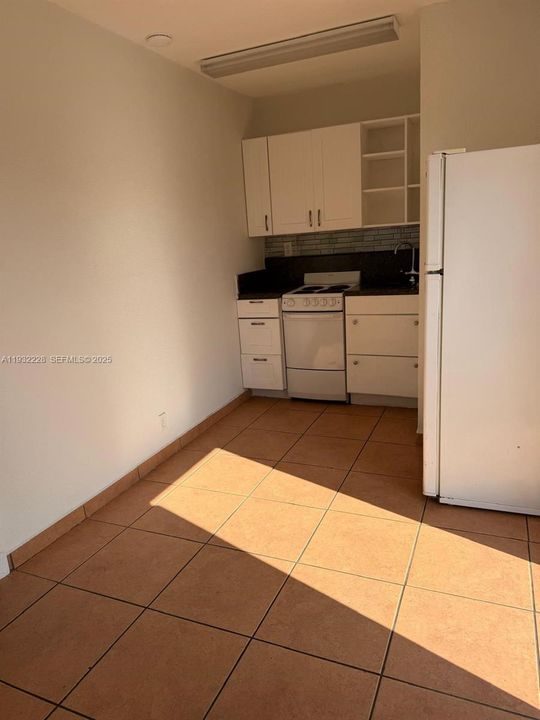 For Rent: $1,700 (1 beds, 1 baths, 300 Square Feet)