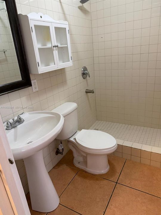 For Rent: $1,700 (1 beds, 1 baths, 300 Square Feet)