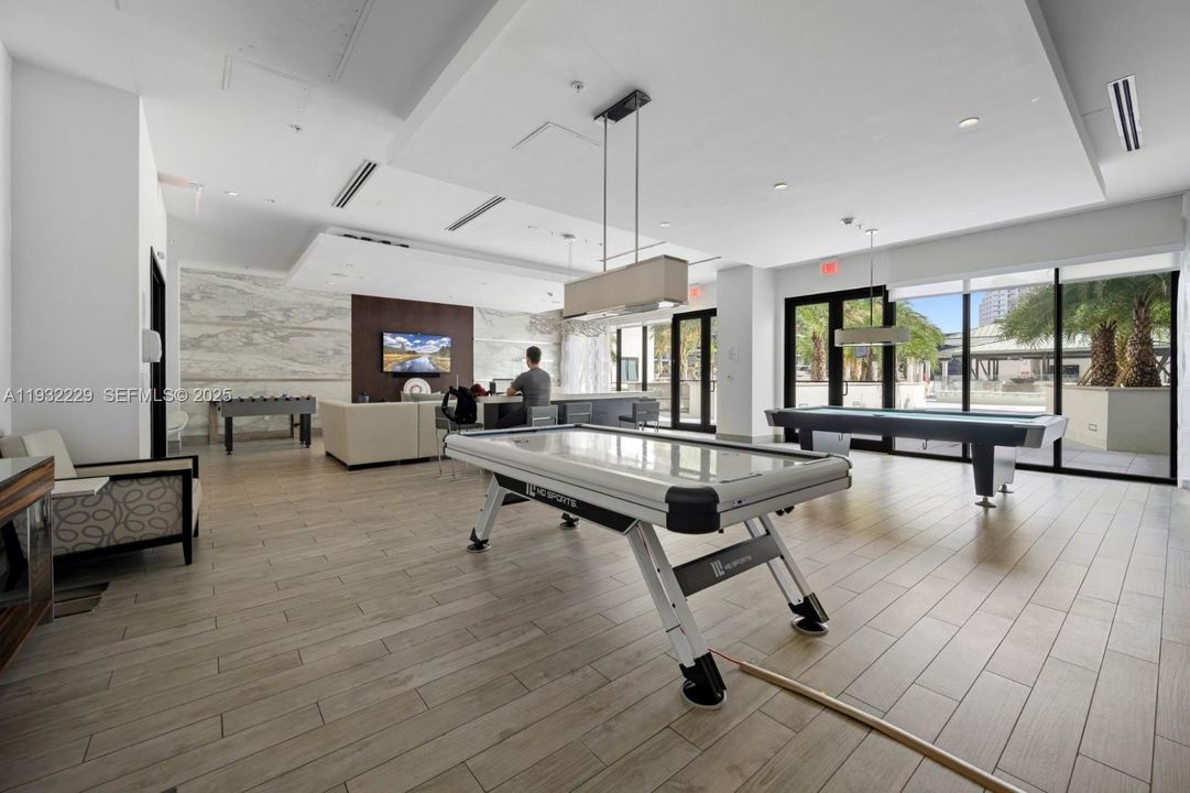 For Sale: $757,000 (2 beds, 2 baths, 1064 Square Feet)