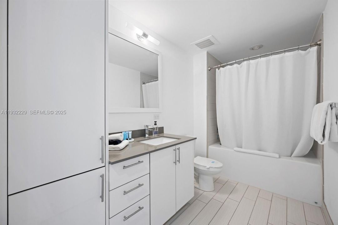 For Sale: $757,000 (2 beds, 2 baths, 1064 Square Feet)