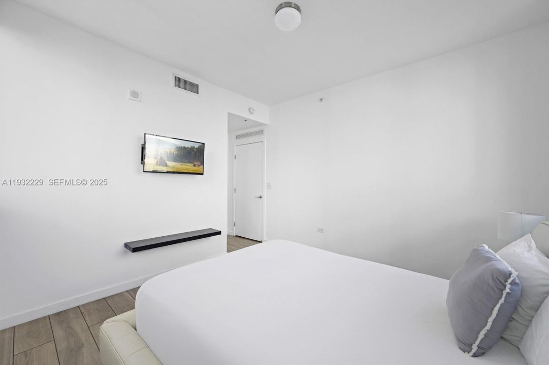 For Sale: $757,000 (2 beds, 2 baths, 1064 Square Feet)