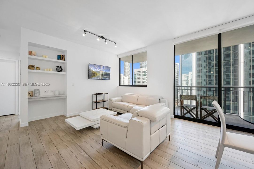 For Sale: $757,000 (2 beds, 2 baths, 1064 Square Feet)