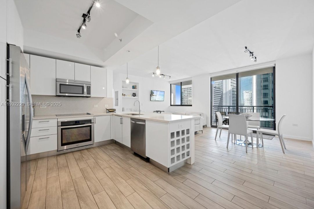 For Sale: $757,000 (2 beds, 2 baths, 1064 Square Feet)