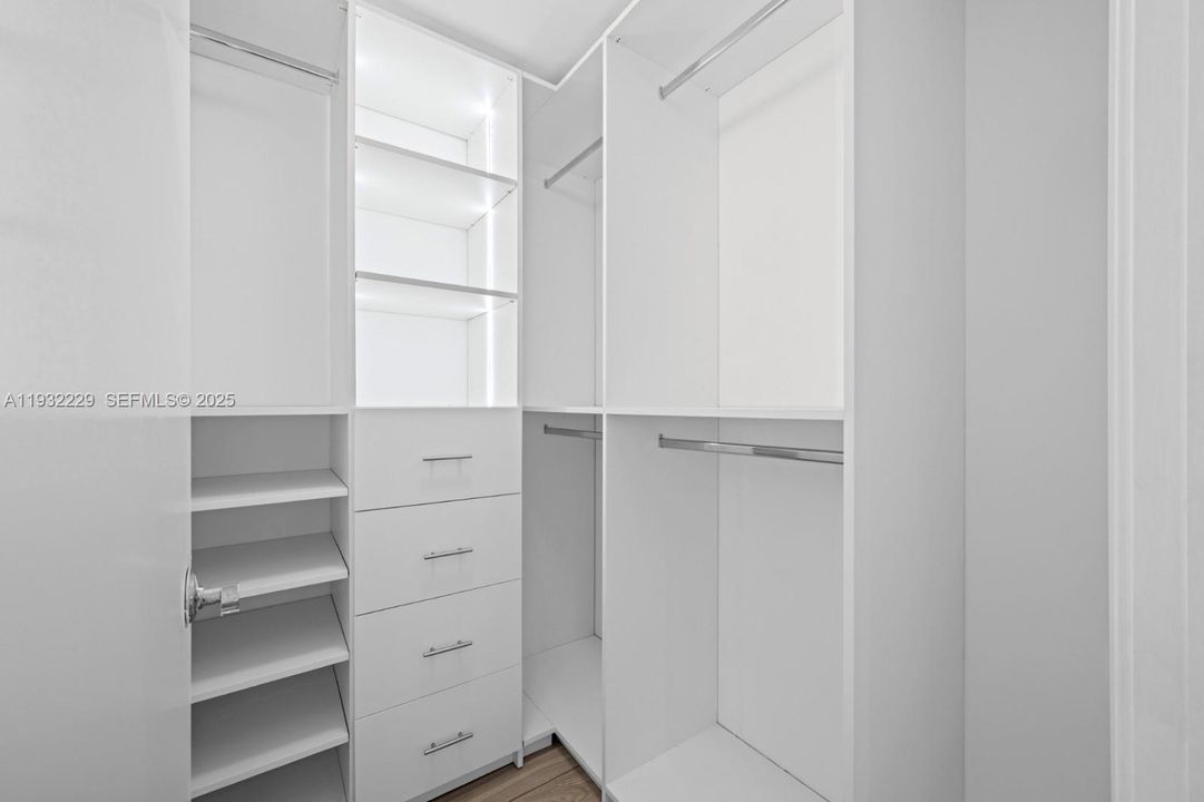 For Sale: $757,000 (2 beds, 2 baths, 1064 Square Feet)