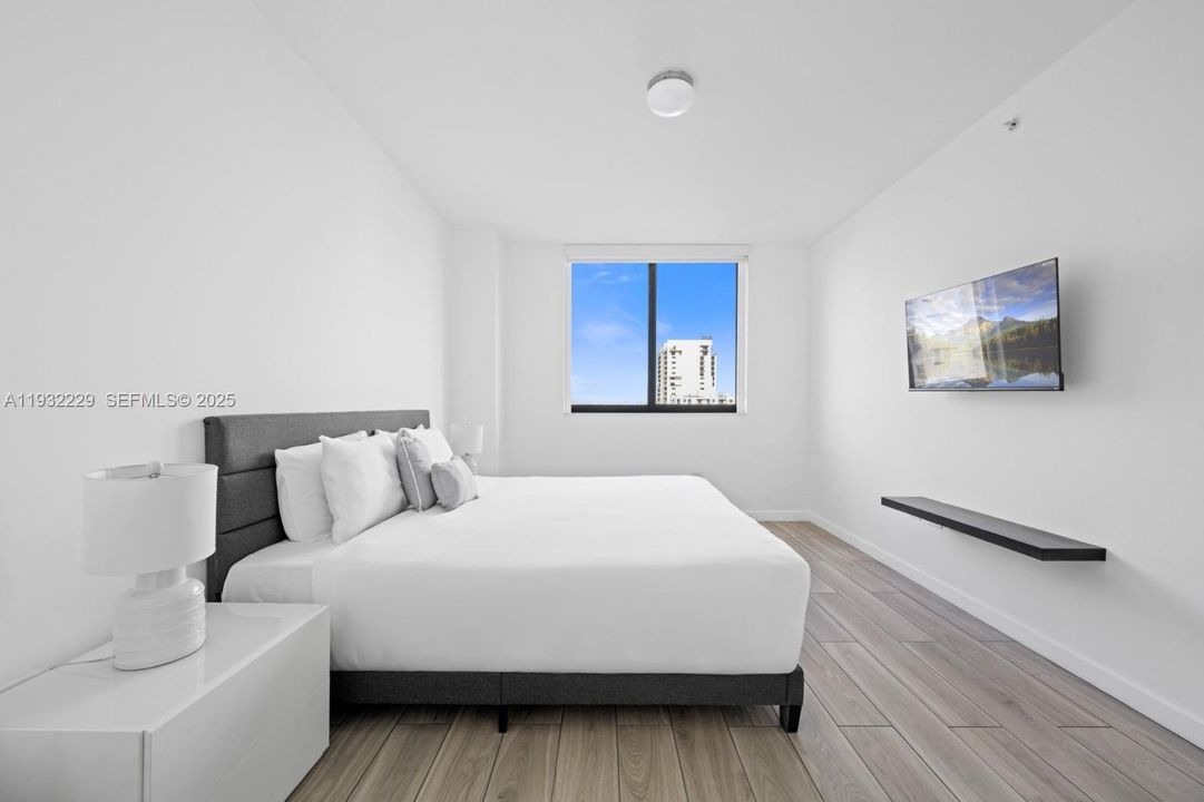 For Sale: $757,000 (2 beds, 2 baths, 1064 Square Feet)