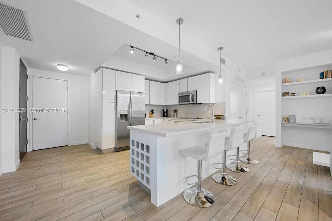 For Sale: $757,000 (2 beds, 2 baths, 1064 Square Feet)