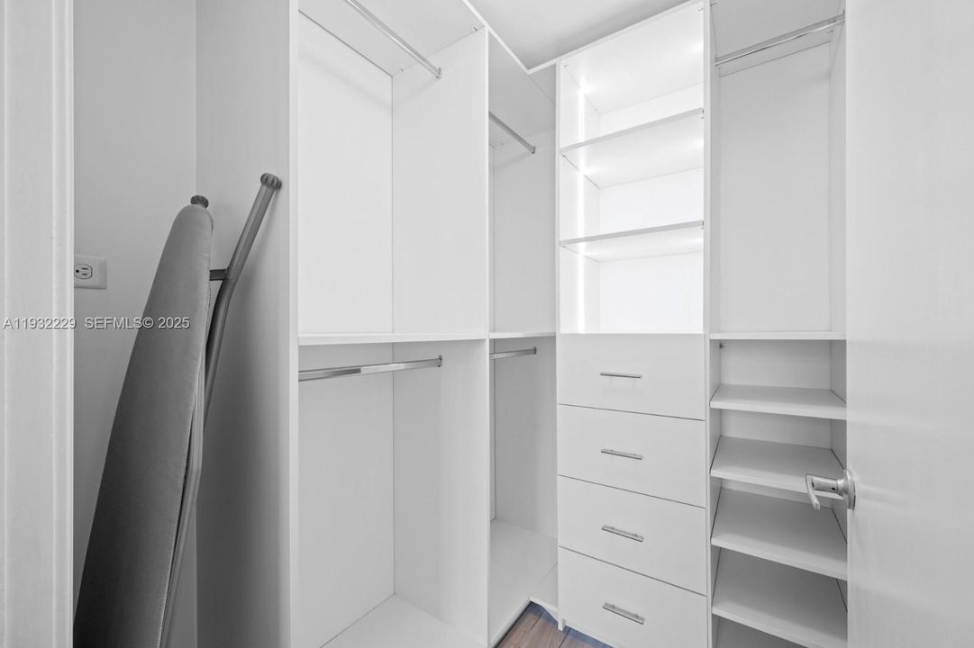 For Sale: $757,000 (2 beds, 2 baths, 1064 Square Feet)