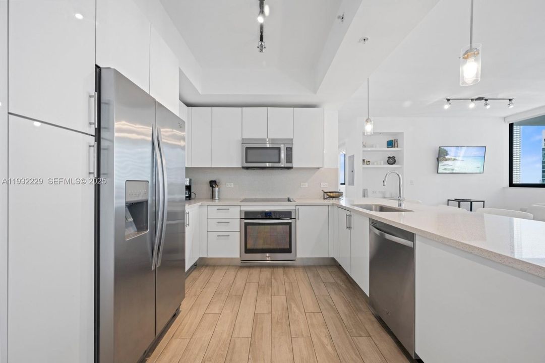 For Sale: $757,000 (2 beds, 2 baths, 1064 Square Feet)