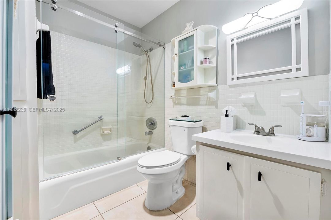 Primary bathroom - tub/shower