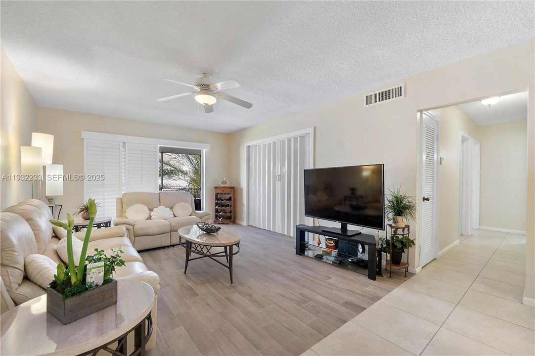 Pocket doors to 2nd bedroom - closed