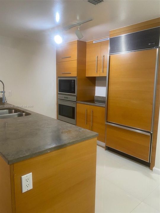 出租: $3,200 (1 贝兹, 1 浴室, 798 平方英尺)