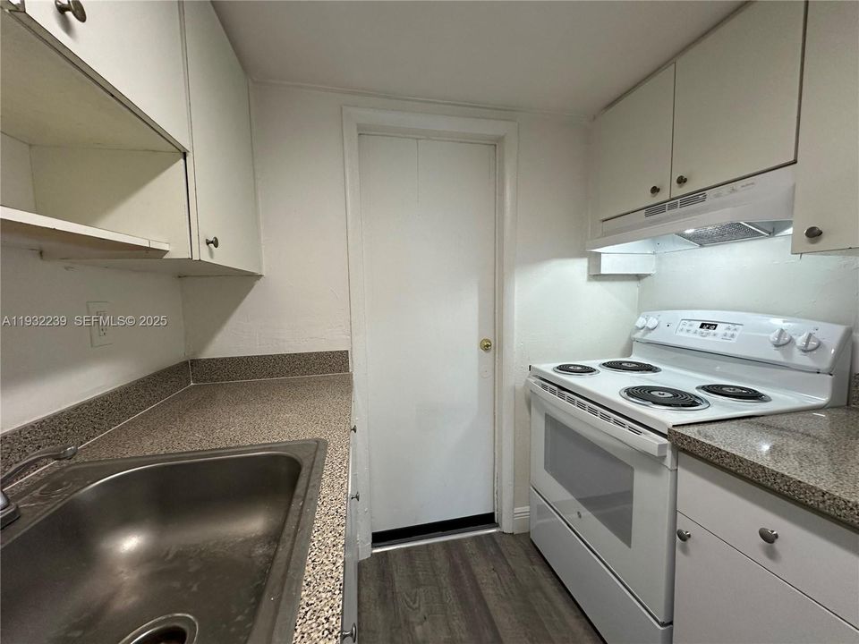 出租: $1,675 (1 贝兹, 1 浴室, 35730 平方英尺)