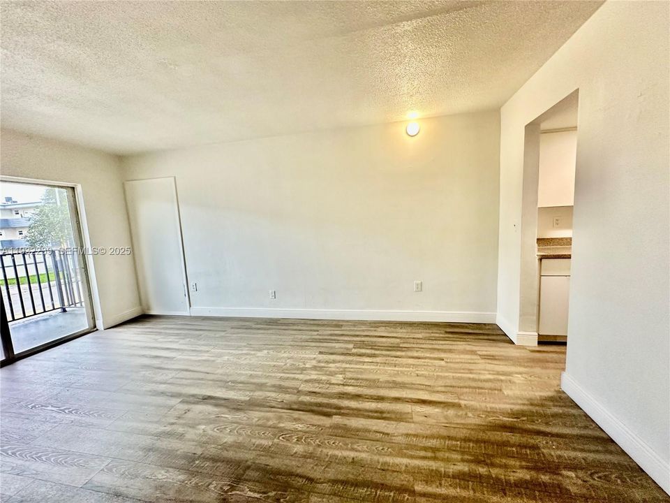 出租: $1,675 (1 贝兹, 1 浴室, 35730 平方英尺)