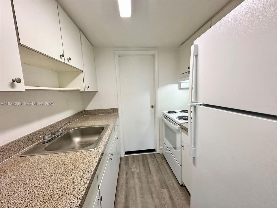 出租: $1,675 (1 贝兹, 1 浴室, 35730 平方英尺)