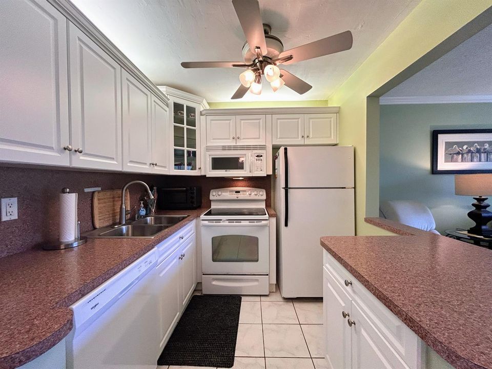 Kitchen w/ appliances incl. dishwasher