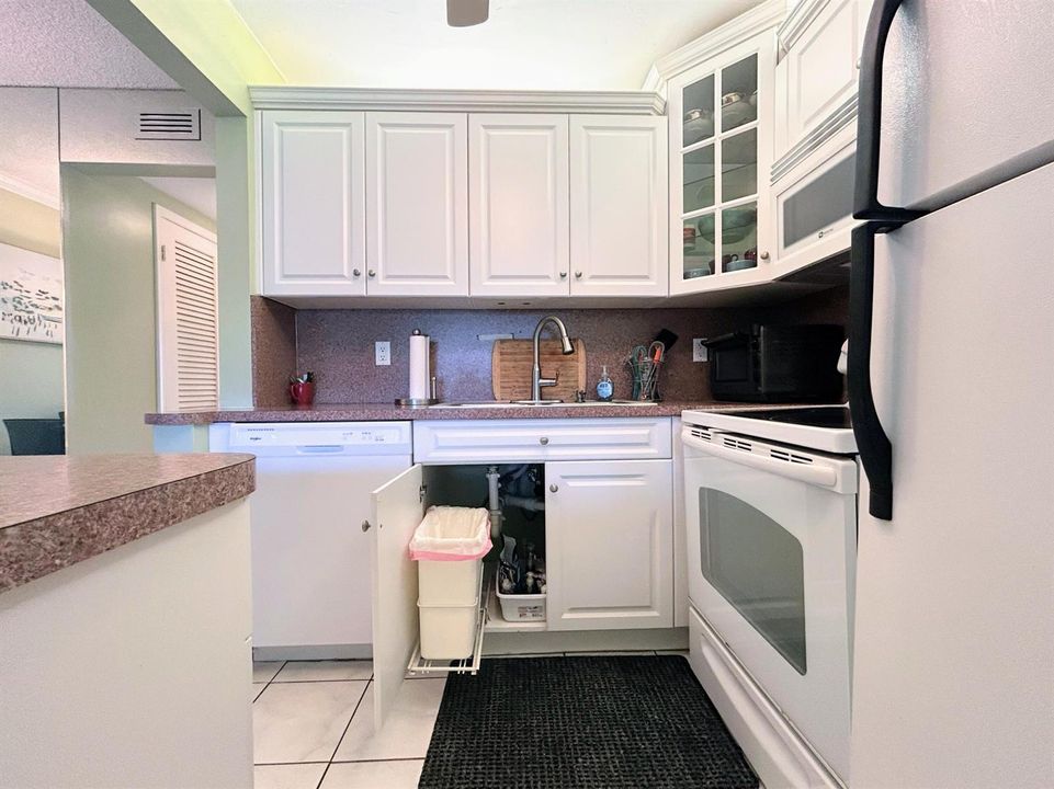 Cabinets w/ pullout trash bin