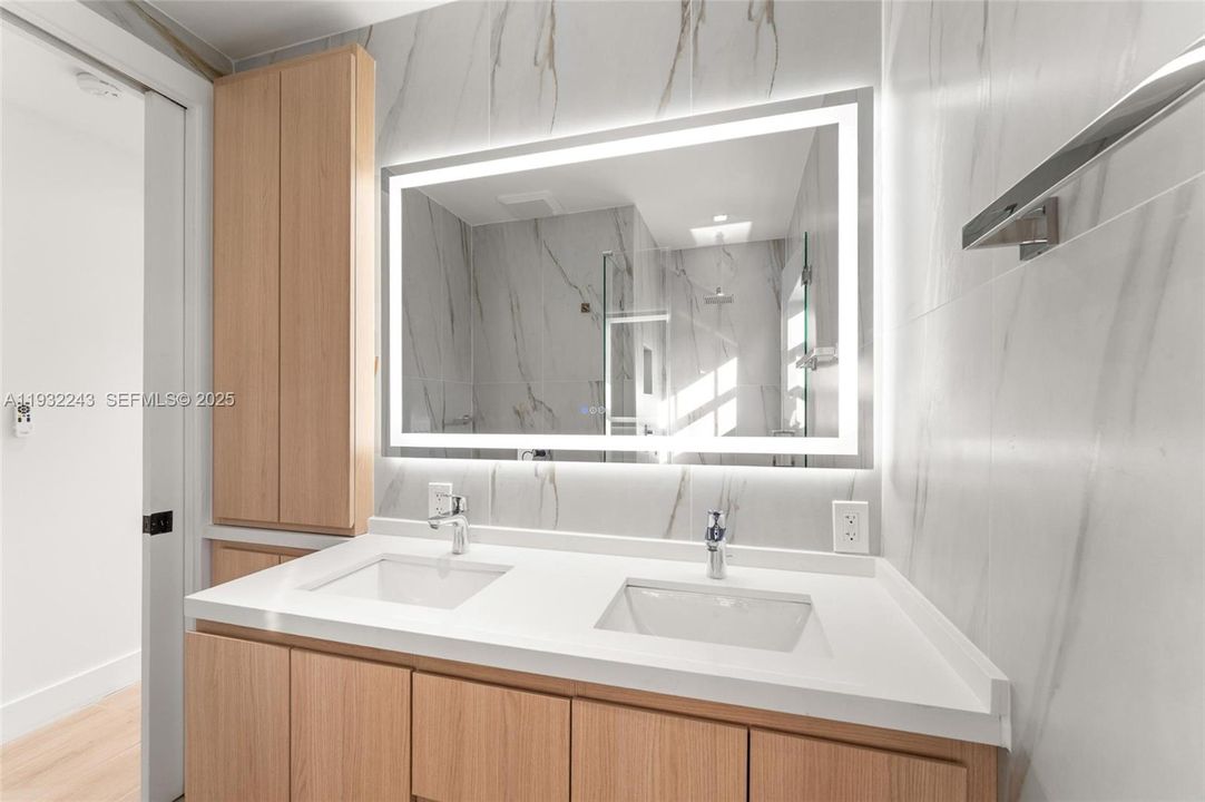 master bath w/dual sinks