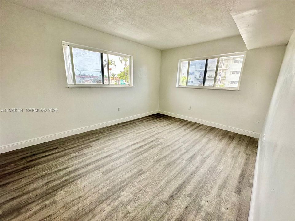 出租: $1,975 (2 贝兹, 1 浴室, 35730 平方英尺)