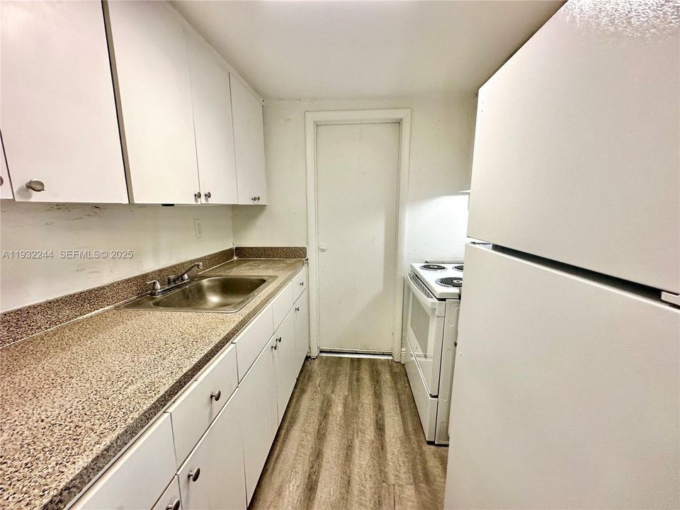 出租: $1,975 (2 贝兹, 1 浴室, 35730 平方英尺)