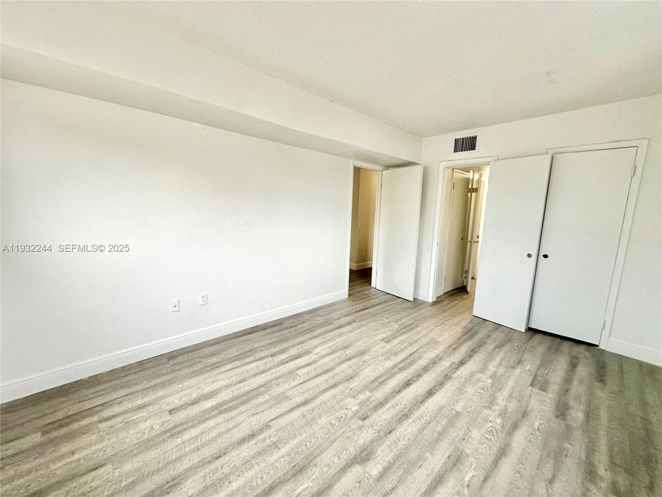 出租: $1,975 (2 贝兹, 1 浴室, 35730 平方英尺)