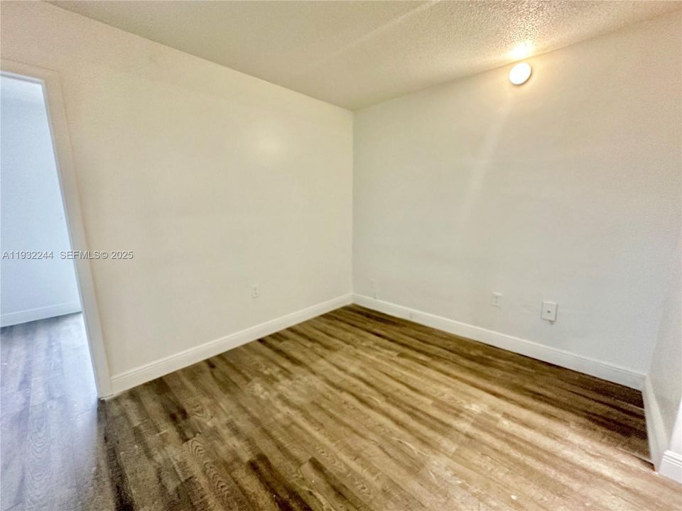 出租: $1,975 (2 贝兹, 1 浴室, 35730 平方英尺)