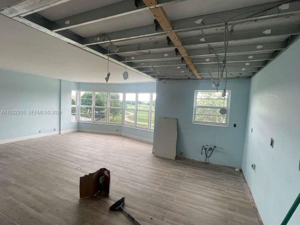 待售: $200,000 (2 贝兹, 2 浴室, 1292 平方英尺)