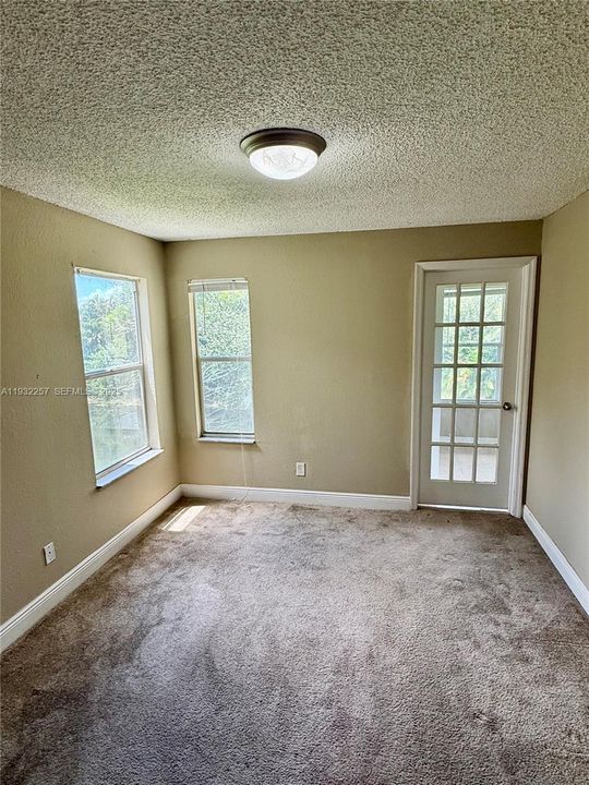 出租: $2,100 (2 贝兹, 1 浴室, 965 平方英尺)