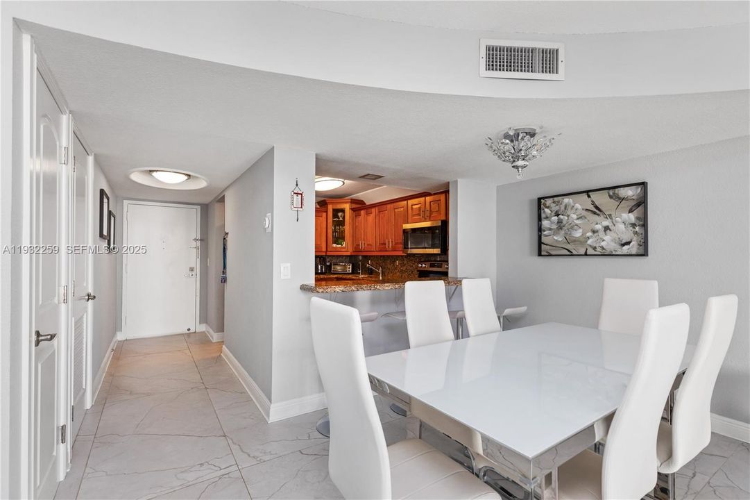 出租: $3,300 (2 贝兹, 2 浴室, 1070 平方英尺)