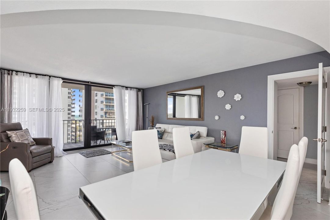 出租: $3,300 (2 贝兹, 2 浴室, 1070 平方英尺)