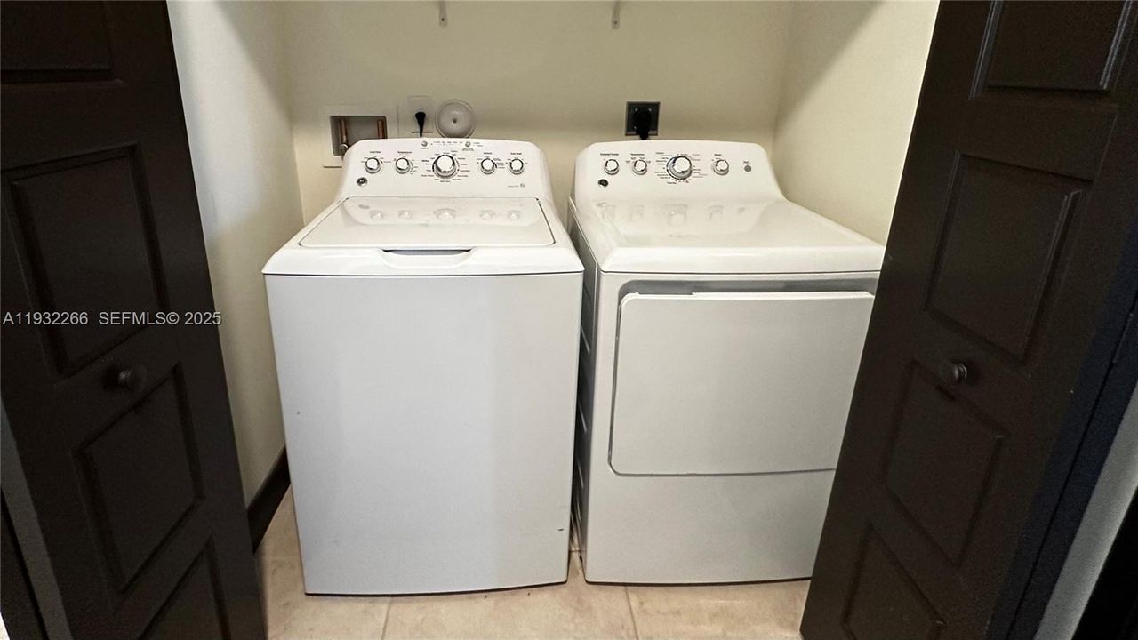 待售: $620,000 (3 贝兹, 2 浴室, 1588 平方英尺)