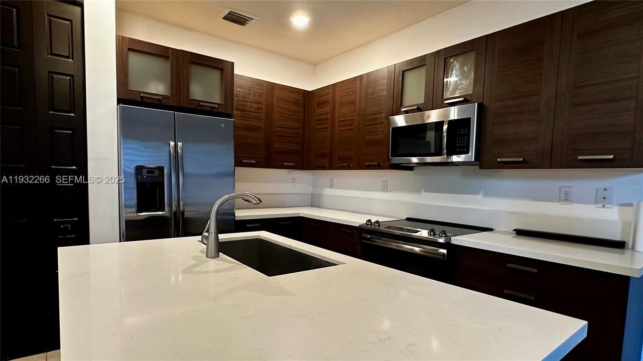 待售: $620,000 (3 贝兹, 2 浴室, 1588 平方英尺)