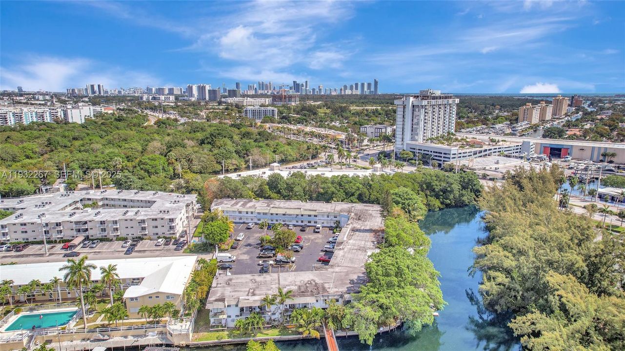 待售: $169,000 (1 贝兹, 1 浴室, 572 平方英尺)