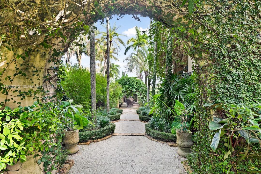 For Sale: $19,900,000 (6 beds, 6 baths, 6268 Square Feet)