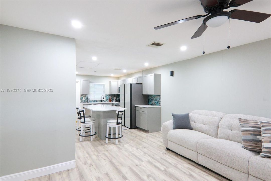 For Rent: $2,300 (2 beds, 1 baths, 900 Square Feet)