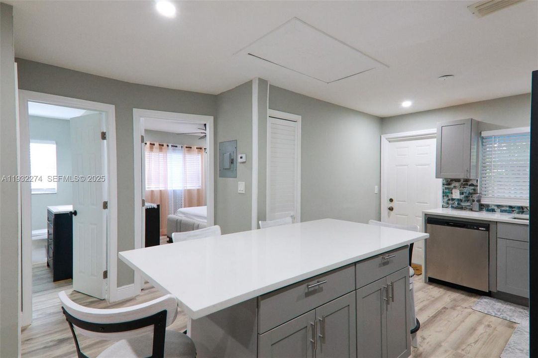 For Rent: $2,300 (2 beds, 1 baths, 900 Square Feet)