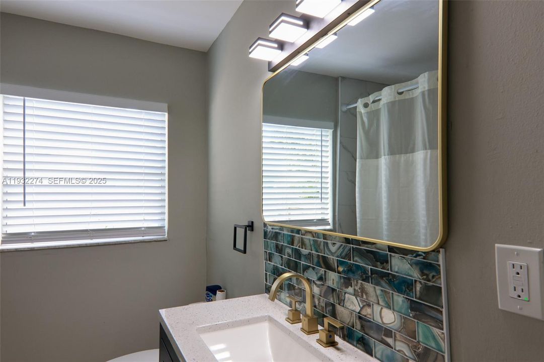 For Rent: $2,300 (2 beds, 1 baths, 900 Square Feet)