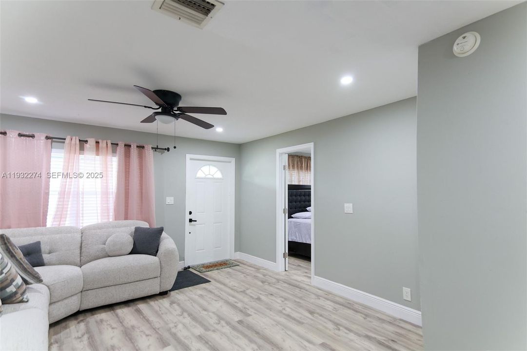 For Rent: $2,300 (2 beds, 1 baths, 900 Square Feet)