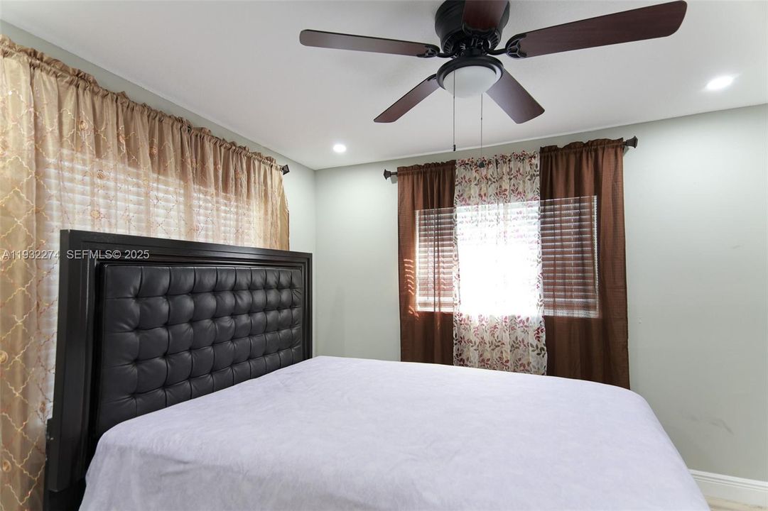 For Rent: $2,300 (2 beds, 1 baths, 900 Square Feet)