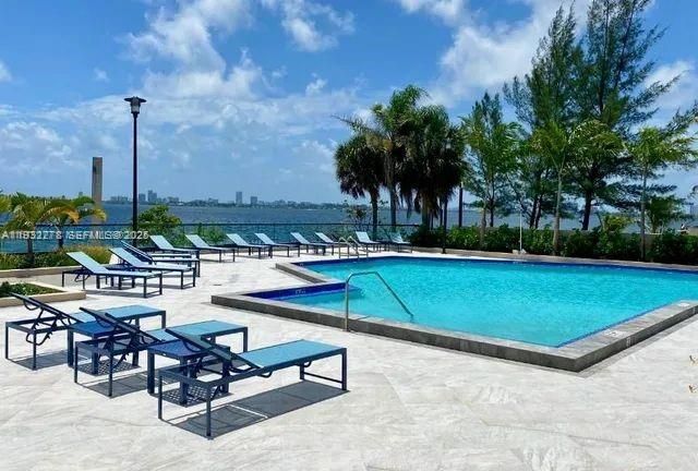 В аренду: $6,000 (2 спален, 2 ванн, 2215 Квадратных фут)