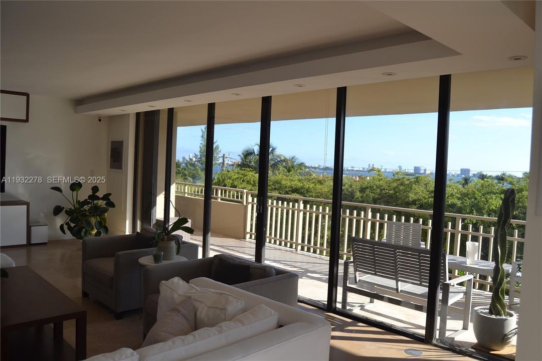 В аренду: $6,000 (2 спален, 2 ванн, 2215 Квадратных фут)