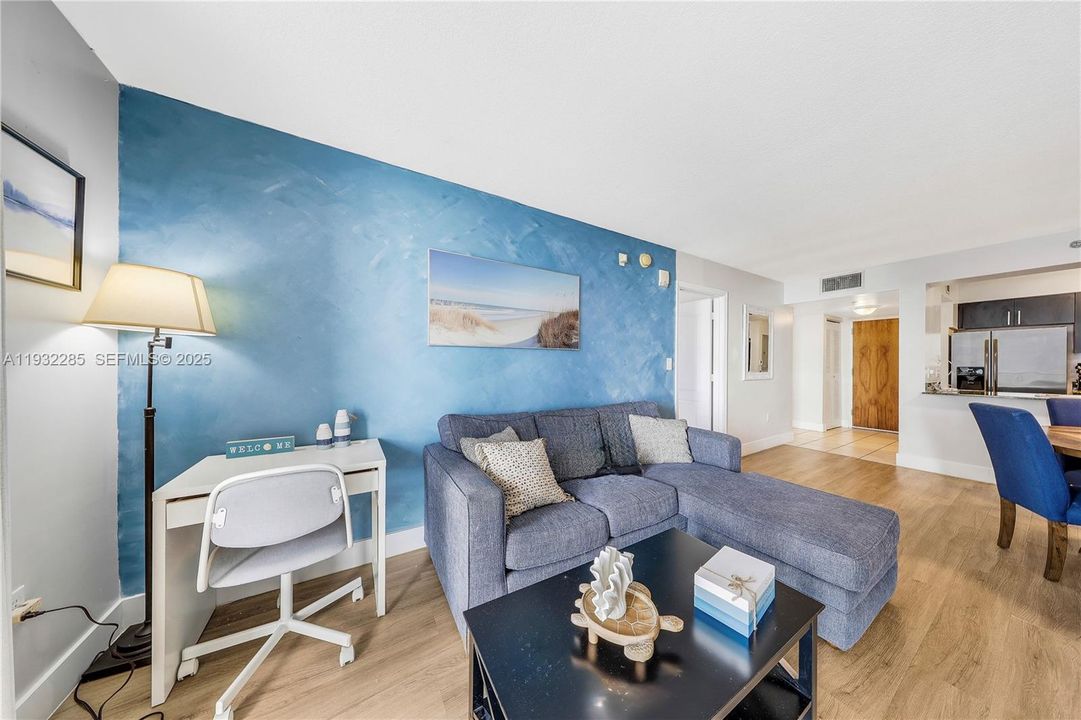 待售: $519,000 (1 贝兹, 1 浴室, 825 平方英尺)