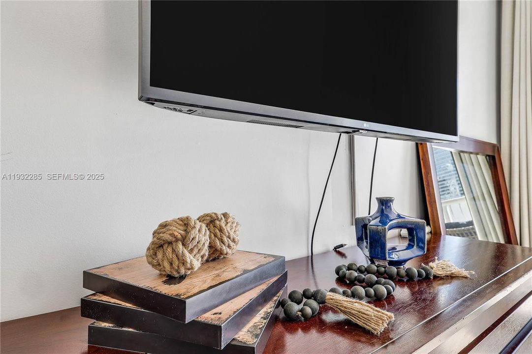 待售: $519,000 (1 贝兹, 1 浴室, 825 平方英尺)