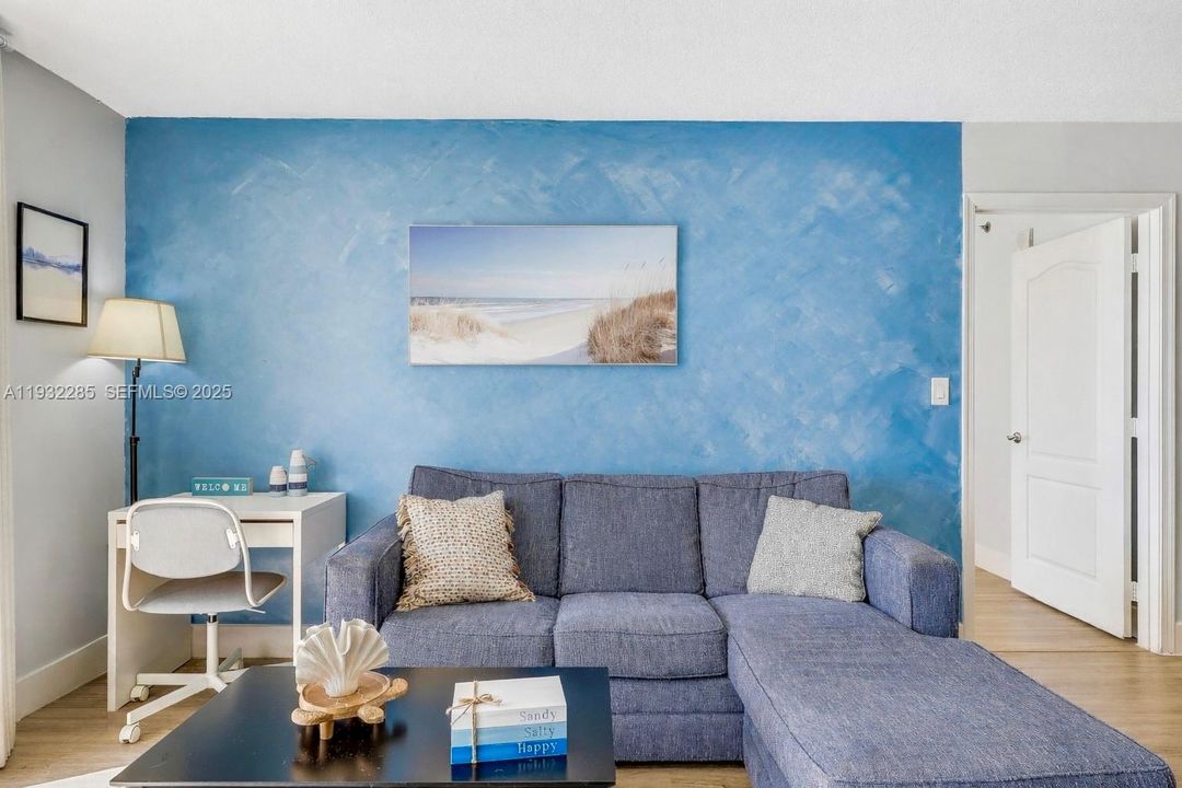 待售: $519,000 (1 贝兹, 1 浴室, 825 平方英尺)