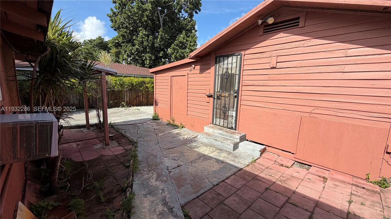 Separated Entrance to additional Rooms and bathroom